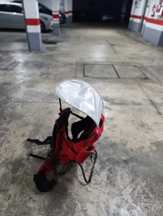 Mochila portabebés roja y negra