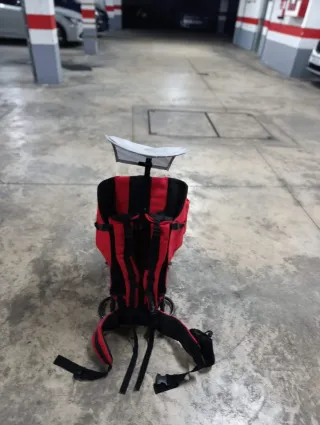 Mochila portabebés roja y negra