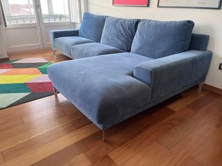 Sofá azul con chaiselongue