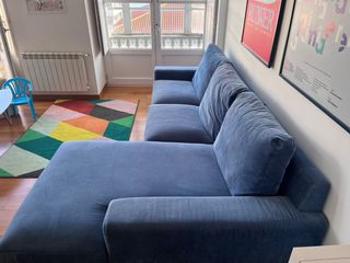 Sofá azul con chaiselongue