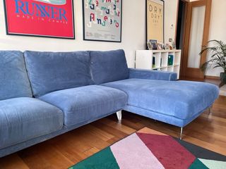Sofá azul con chaiselongue