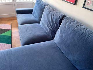 Sofá azul con chaiselongue