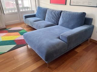 Sofá azul con chaiselongue