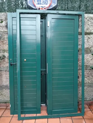Puerta de aluminio verde