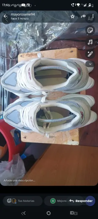 Zapatillas New Balance grises y blancas