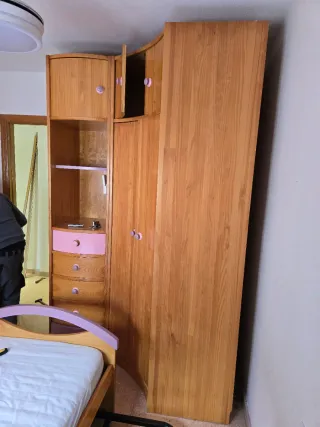 Muebles de habitación: cabecero, mesitas,armarios.