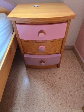 Muebles de habitación: cabecero, mesitas,armarios.