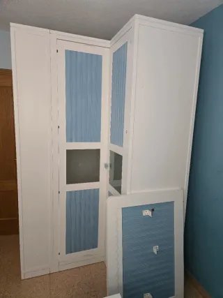 Muebles de habitación: cabecero, mesitas,armarios.