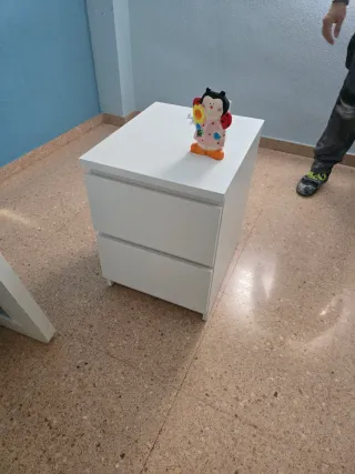 Muebles de habitación: cabecero, mesitas,armarios.