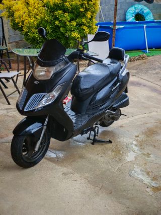 Kymco 125 Scooter Negra