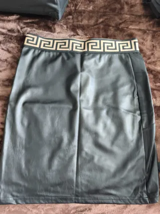 Falda negra con estampado griego