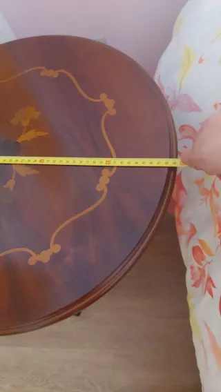 Mesa redonda de madera con diseño floral