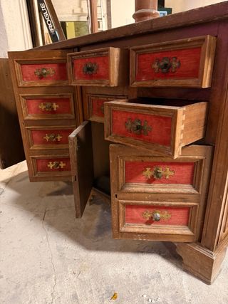 Mueble aparador de madera con cajones rojos