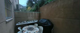 Mesa de concreto con patas de hierro