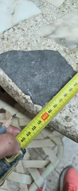 Mesa de concreto con patas de hierro