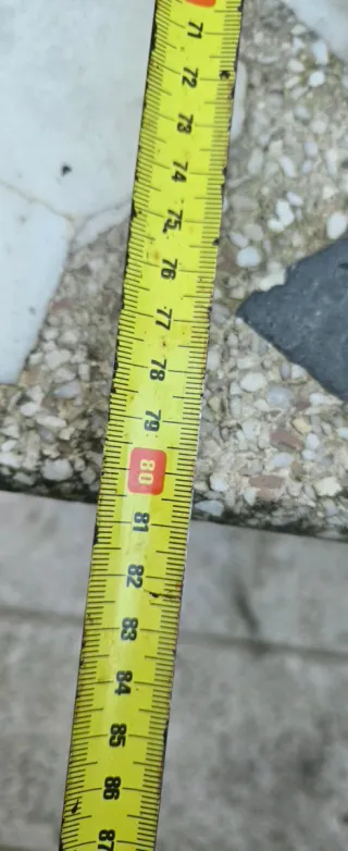 Mesa de concreto con patas de hierro