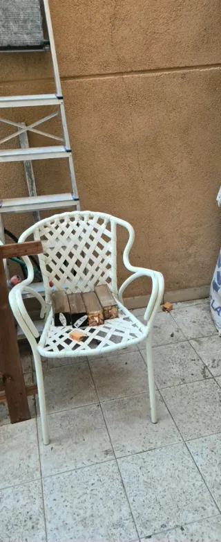 Mesa de concreto con patas de hierro