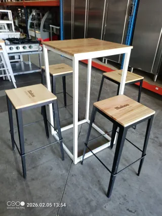 Mesa alta y 4 taburetes