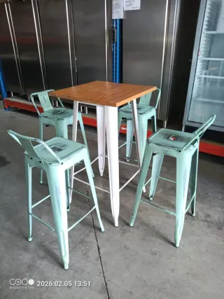 Mesa alta y 4 taburetes