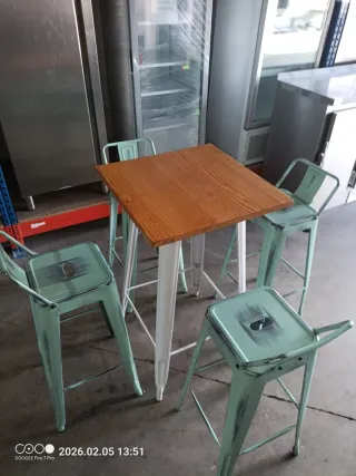 Mesa alta y 4 taburetes