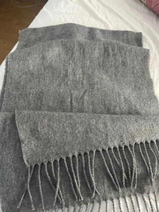 Bufanda gris con flecos
