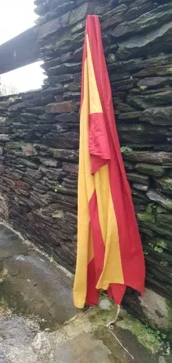 Bandera balcón antigua posguerra