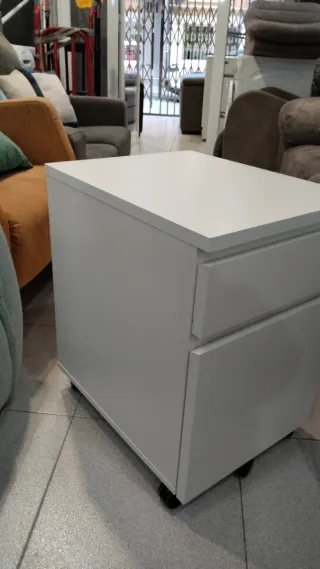 Mueble de oficina blanco con cajón y ruedas