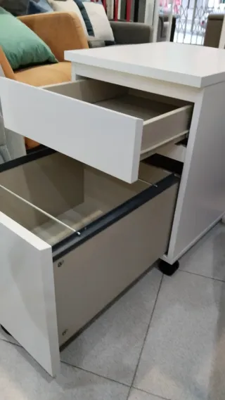 Mueble de oficina blanco con cajón y ruedas