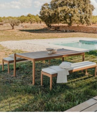 Mesa comedor exterior y 2 bancos