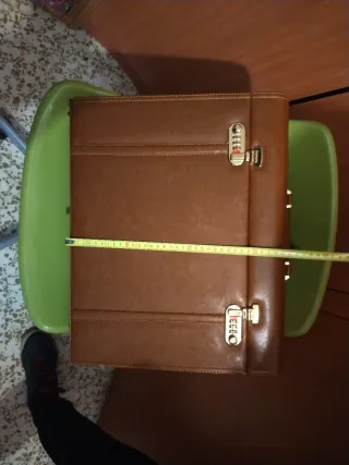 Maletín de piel marrón y dorado