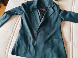 Americana verde con puntos de terciopelo