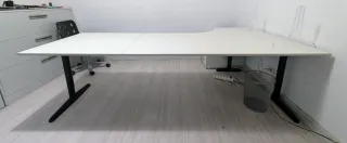 Mesa de oficina gris claro
