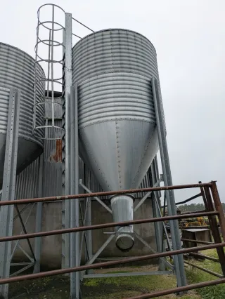 Silos de pienso metálicos
