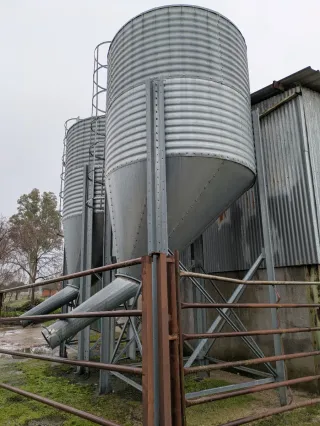 Silos de pienso metálicos