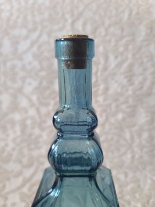 Botella de licor, vidrio azul con tapón de corcho
