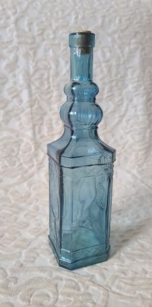 Botella de licor, vidrio azul con tapón de corcho