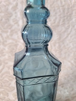 Botella de licor, vidrio azul con tapón de corcho