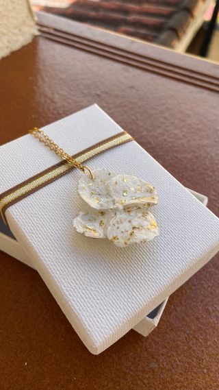 Colgante Flor Blanca y Dorada