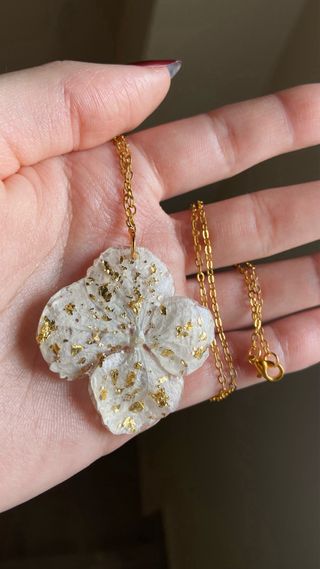 Colgante Flor Blanca y Dorada