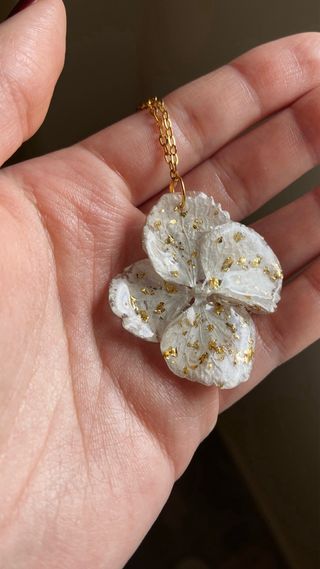 Colgante Flor Blanca y Dorada