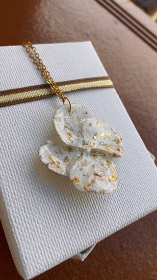 Colgante Flor Blanca y Dorada