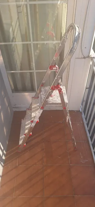 Escalera aluminio 4 peldaños en perfecto estado