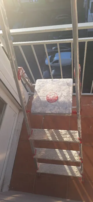 Escalera aluminio 4 peldaños en perfecto estado