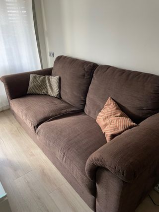Sofá de tela marrón