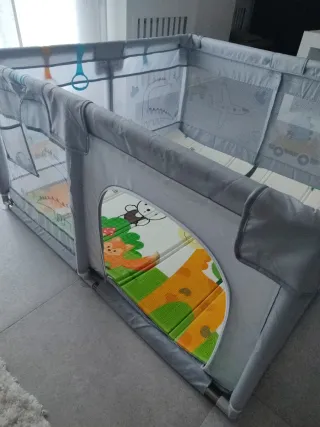 Parque infantil con alfombra de juegos