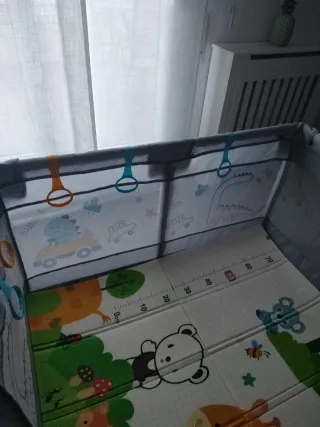 Parque infantil con alfombra de juegos