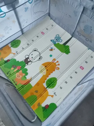 Parque infantil con alfombra de juegos