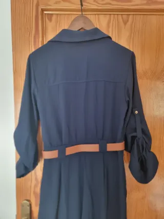 Mono largo azul con cinturón marrón