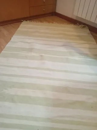 Alfombra verde y blanca