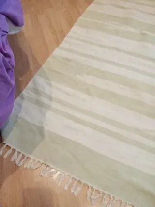 Alfombra verde y blanca